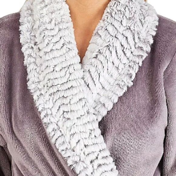 Robe - Picture 5 of 8